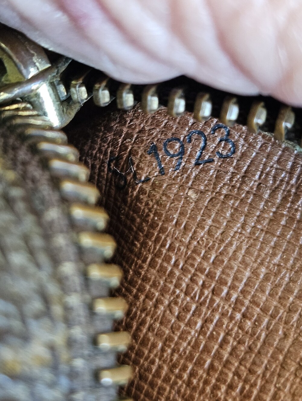 Louis Vuitton Monogram Compiegne 23 Clutch Bag Unisex - Picture 6 of 12